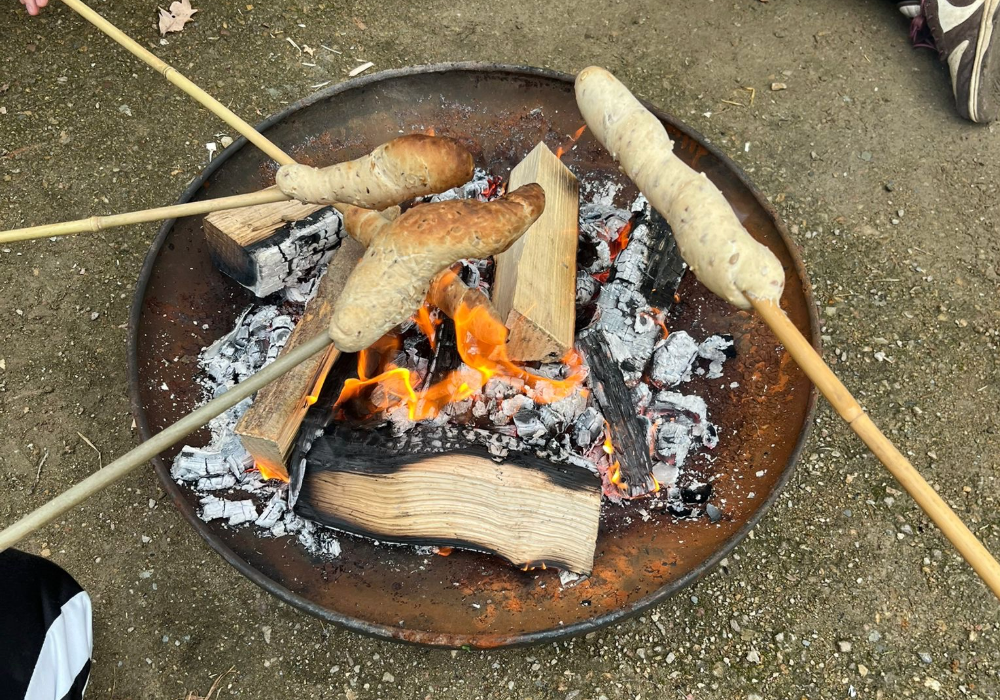 Brood roosteren boven vuur